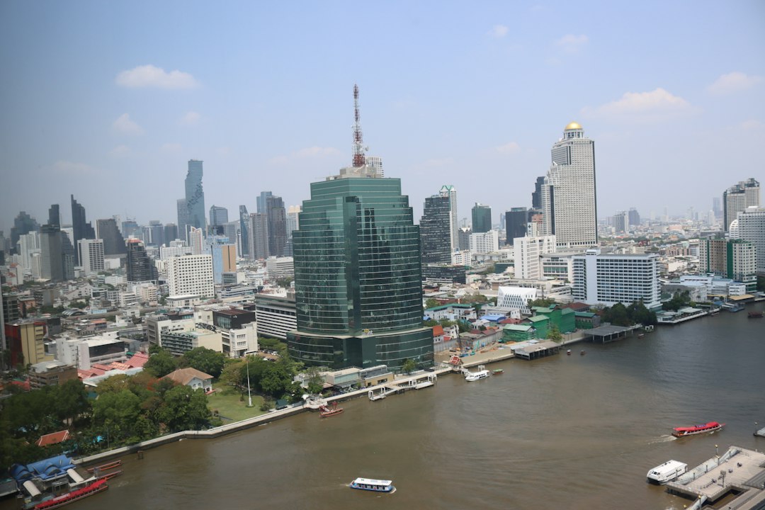 Blick über den Fluss auf Bangkok