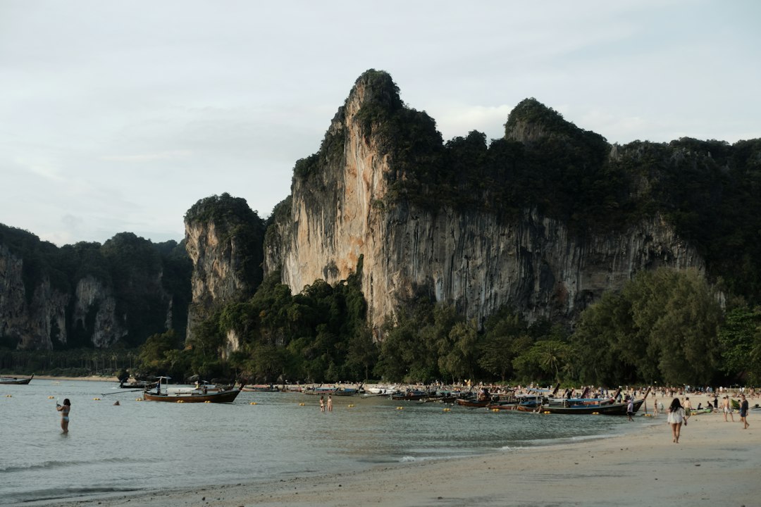 Krabi: Beach with limestone cliffs and longtail boats**